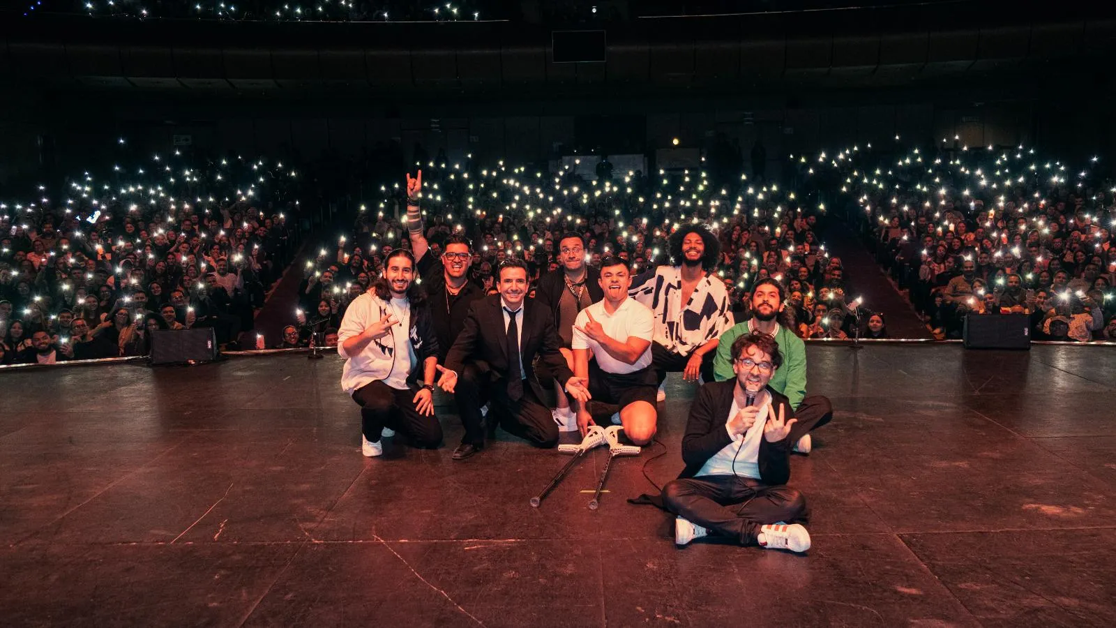 Comediantes en el escenario con el público de la 1ra edición en Bogotá