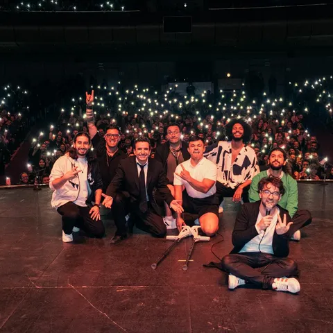 Comediantes en el escenario con el público de la 1ra edición en Bogotá