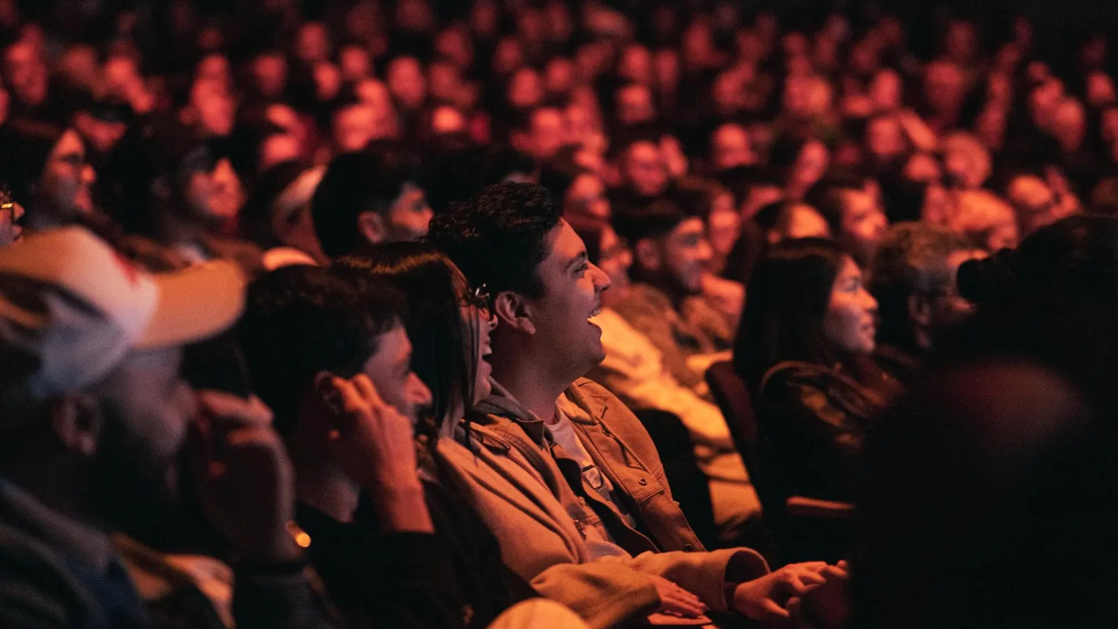 Público riendo durante una función del Free Comedy Fest
