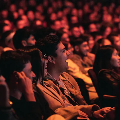 Público riendo durante una función del Free Comedy Fest