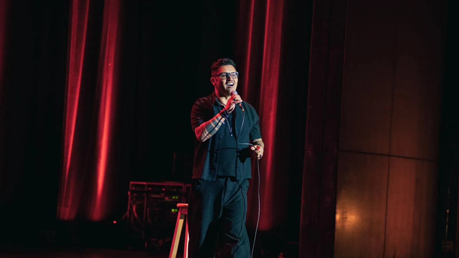 Comediante haciendo stand up en el escenario