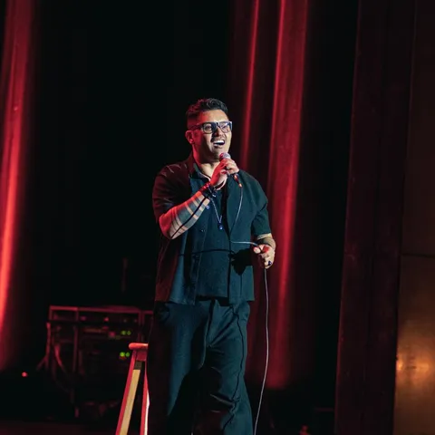 Comediante haciendo stand up en el escenario