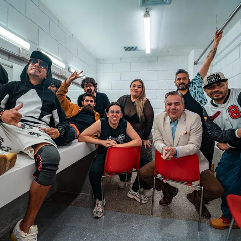 Comediantes del festival posando en el camerino