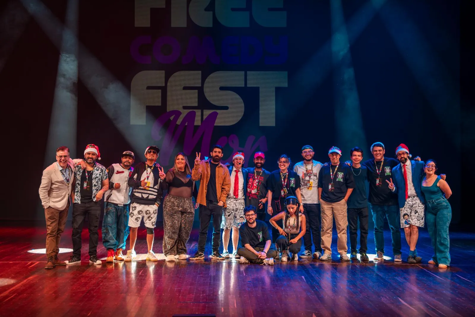 Comediantes y equipo de la 2da edición en Medellín sobre el escenario
