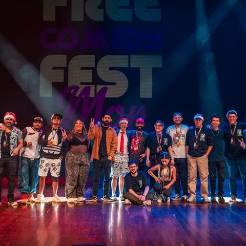 Comediantes y equipo de la 2da edición en Medellín sobre el escenario