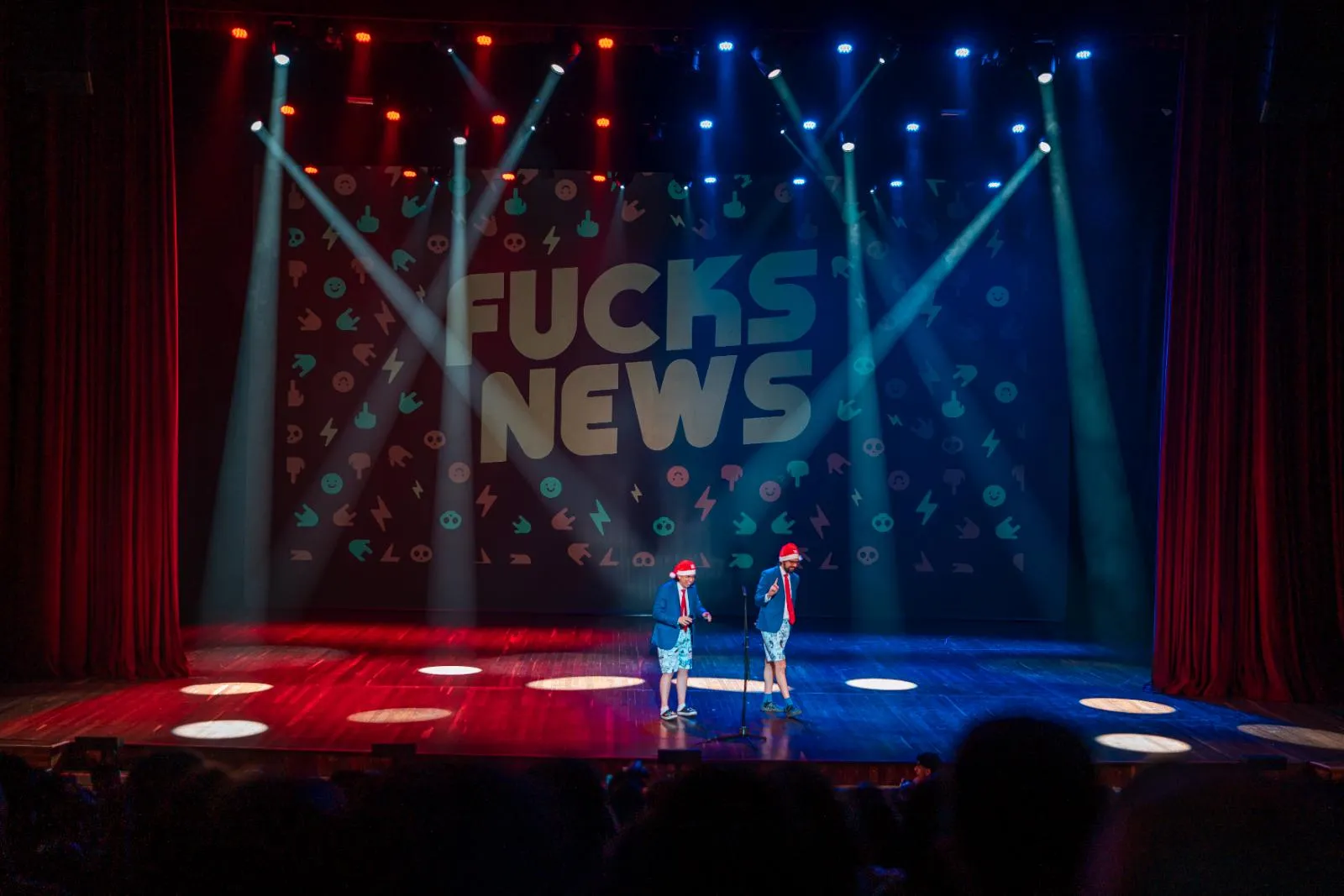 Dúo de comediantes en el escenario bajo las luces