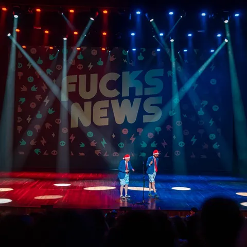 Dúo de comediantes en el escenario bajo las luces